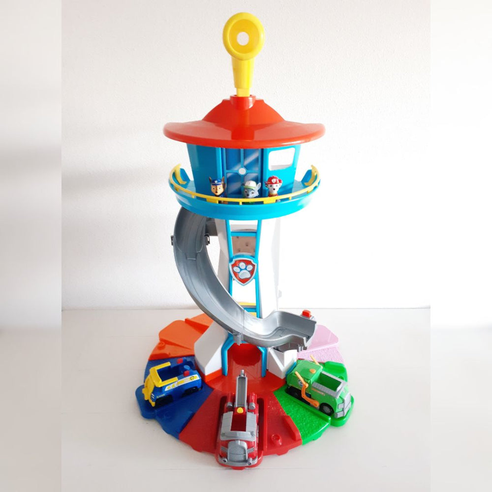 Spielzeugautoset mit Rutsche und Aussichtsturm