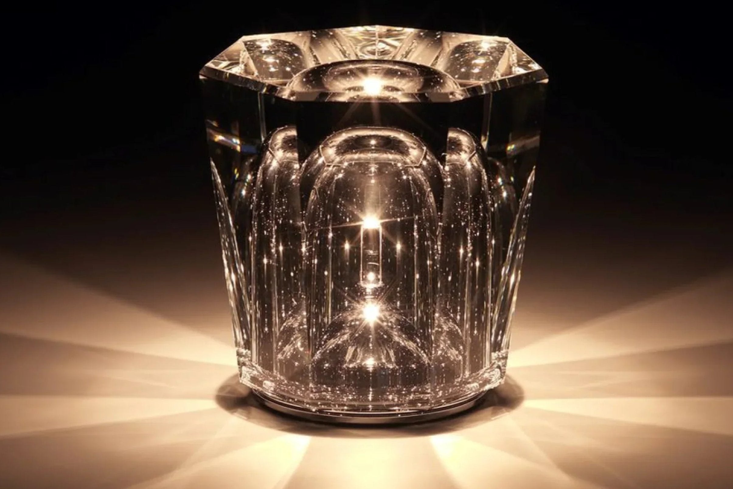 Kristall Tischlampe VÉLORIA | Diamant-Look & 360° Lichtspiel | Kabellos & USB wiederaufladbar | Bis zu 12 Stunden Lichtdauer