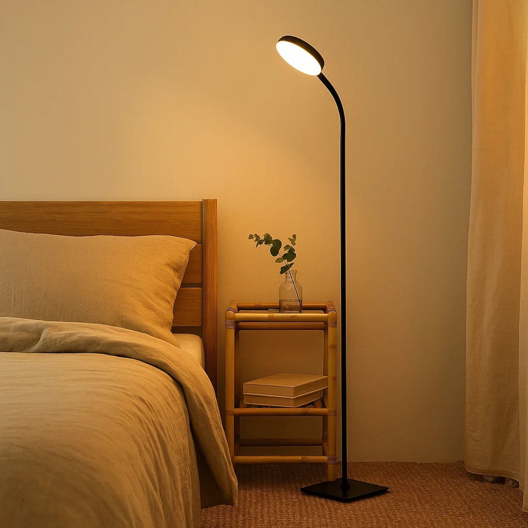LED-Stehlampe im minimalistischen Design mit warmem Licht